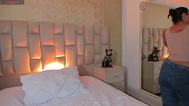 EmmaTorres  online show from 11-18-25, 07:50