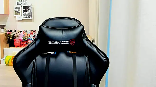 Snapshot of Sm0ly chatting on 10-26-25, 01:50 Sm0ly online show from 10-26-25, 01:50