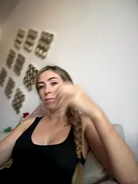 RaquelleDevon online show from 12-19-25, 12:40