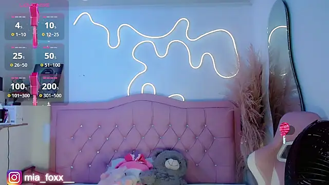 Mia foxx  online show from 10-12-25, 09:05