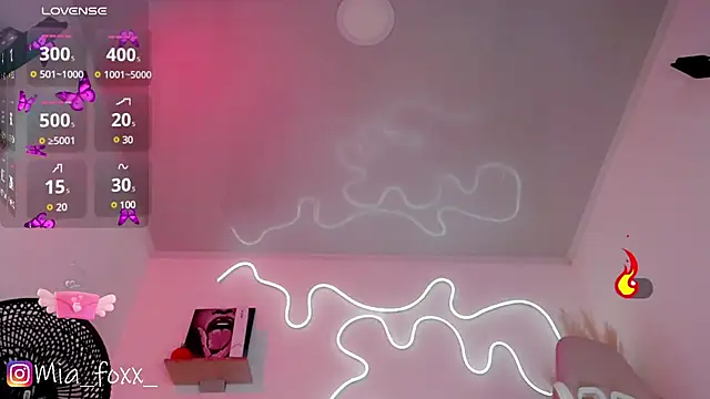 Mia foxx  online show from 03-03-25, 12:12