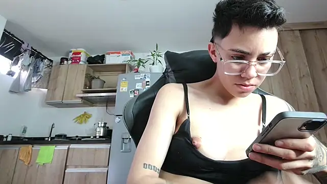 Snapshot of Cutie_Shy_ chatting on 06-24-26, 12:59 Cutie Shy online show from 06-24-26, 12:59