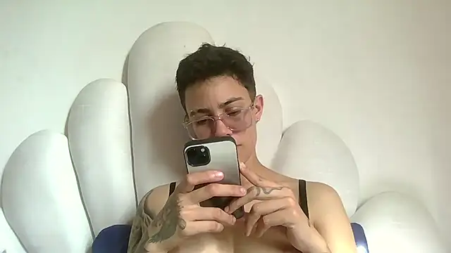 Snapshot of Cutie_Shy_ chatting on 07-06-26, 01:29 Cutie Shy online show from 07-06-26, 01:29