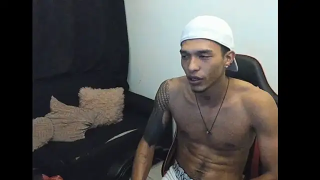 Snapshot of TommyGun_22 chatting on 03-13-25, 01:32 TommyGun 22 online show from 03-13-25, 01:32