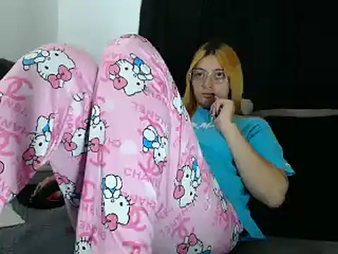 Snapshot of lessliee22_ chatting on 03-03-25, 02:22 lessliee22 online show from 03-03-25, 02:22