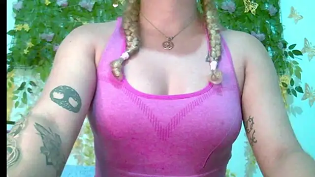 Snapshot of Crysrus chatting on 07-02-26, 01:39 Crysrus online show from 07-02-26, 01:39