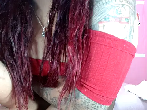 Snapshot of escarlett_hott chatting on 10-29-25, 04:00 escarlett hott online show from 10-29-25, 04:00