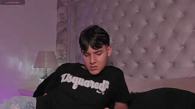 Snapshot of Kev_jenner chatting on 03-19-25, 06:34 Kev jenner online show from 03-19-25, 06:34