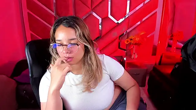 Snapshot of Olivia_Fox69 chatting on 09-18-25, 03:20 Olivia Fox69 online show from 09-18-25, 03:20