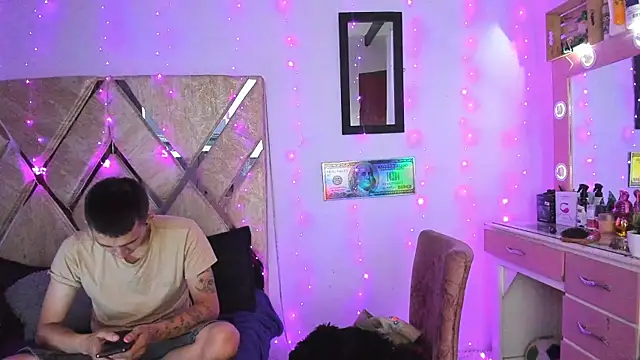 parejacaliente20154 online show from 11-30-25, 11:00