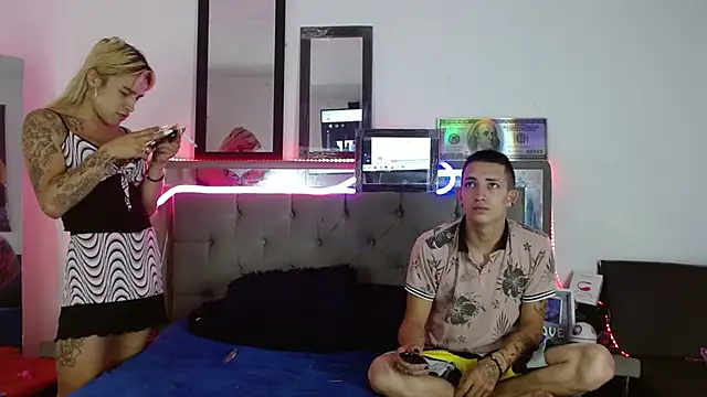 Snapshot of parejacaliente20154 chatting on 02-10-25, 01:33 parejacaliente20154 online show from 02-10-25, 01:33