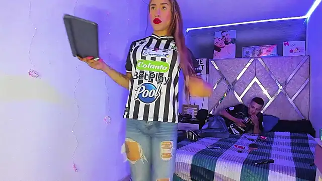 Snapshot of parejacaliente20154 chatting on 02-28-26, 02:33 parejacaliente20154 online show from 02-28-26, 02:33