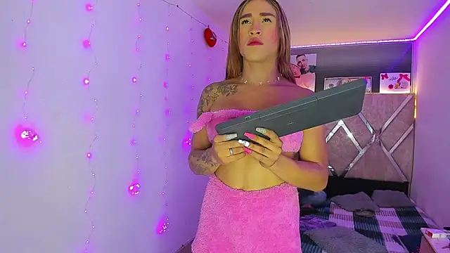 Snapshot of parejacaliente20154 chatting on 02-27-26, 01:06 parejacaliente20154 online show from 02-27-26, 01:06