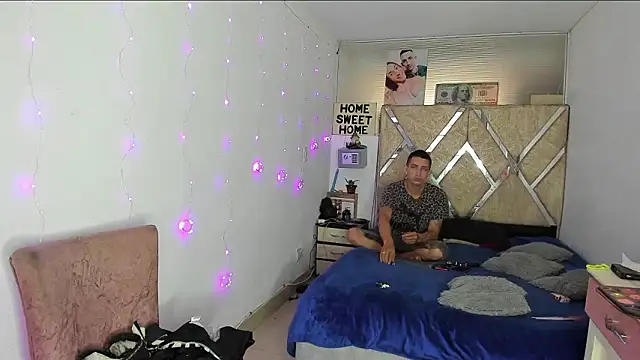 Snapshot of parejacaliente20154 chatting on 02-17-26, 12:02 parejacaliente20154 online show from 02-17-26, 12:02