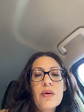 Snapshot of BeautifulMesss chatting on 09-21-25, 03:17 BeautifulMesss online show from 09-21-25, 03:17
