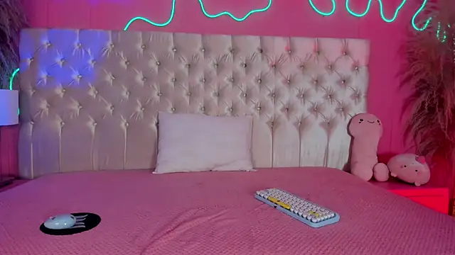 Julieta Cortes   online show from 03-25-26, 11:53