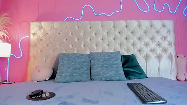 Julieta Cortes   online show from 12-19-25, 12:18