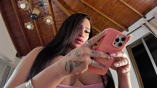 Snapshot of IsaFontanna chatting on 05-17-26, 12:43 IsaFontanna online show from 05-17-26, 12:43