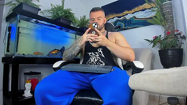 Snapshot of Johnnygrayson1 chatting on 06-12-26, 01:36 Johnnygrayson1 online show from 06-12-26, 01:36