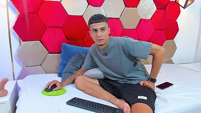 Mila Gus online show from 02-22-25, 08:31