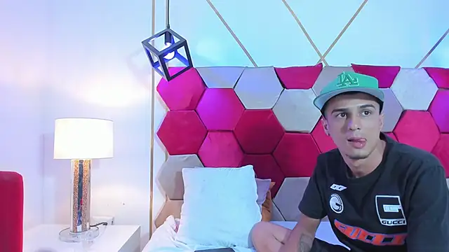 Mila Gus online show from 12-19-24, 02:01