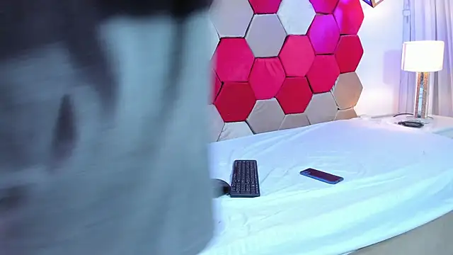 Mila Gus online show from 12-20-24, 10:43