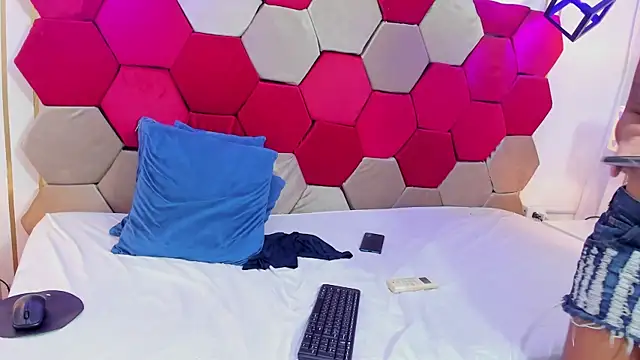 Mila Gus online show from 01-24-25, 11:34