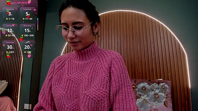 NayeCloud online show from 11-19-25, 03:39