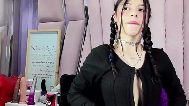 Snapshot of Sasha_Petitte chatting on 09-20-25, 04:50 Sasha Petitte online show from 09-20-25, 04:50