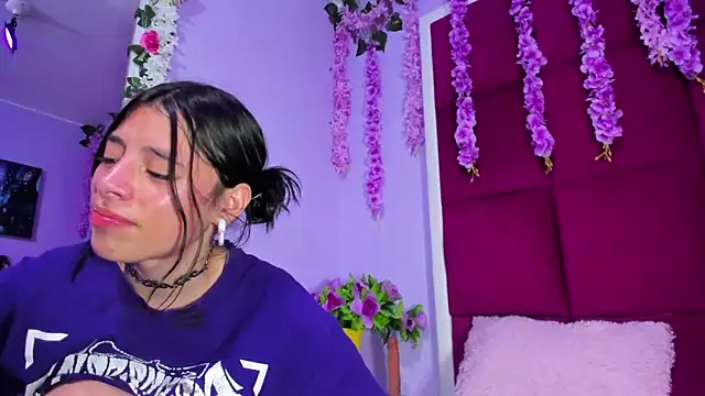 Snapshot of Sasha_Petitte chatting on 03-23-25, 06:16 Sasha Petitte online show from 03-23-25, 06:16