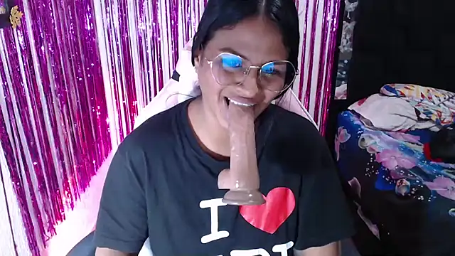 SweetAlmaa online show from 04-15-26, 07:58