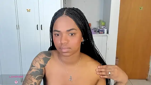 Snapshot of Marce_22 chatting on 09-26-25, 01:23 Marce 22 online show from 09-26-25, 01:23