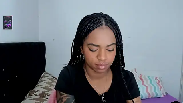 Snapshot of Marce_22 chatting on 02-25-25, 04:24 Marce 22 online show from 02-25-25, 04:24
