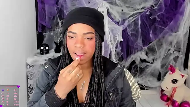 Snapshot of Marce_22 chatting on 10-15-25, 04:37 Marce 22 online show from 10-15-25, 04:37
