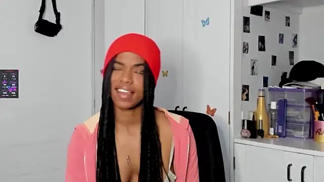 Snapshot of Marce_22 chatting on 02-19-25, 04:34 Marce 22 online show from 02-19-25, 04:34