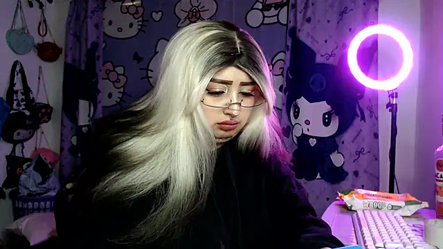 Snapshot of lussyevans24 chatting on 06-12-26, 05:49 lussyevans24 online show from 06-12-26, 05:49