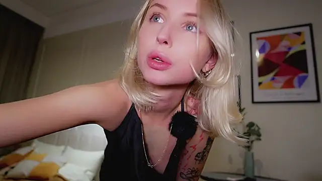 Snapshot of blondy_room chatting on 10-04-25, 05:03 blondy room online show from 10-04-25, 05:03