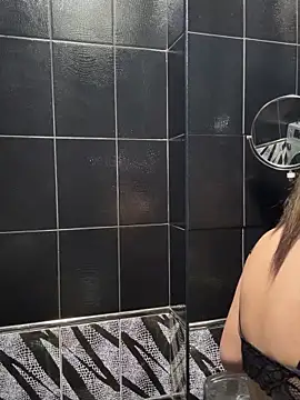 Snapshot of Kim_SLO chatting on 12-21-25, 02:30 Kim SLO online show from 12-21-25, 02:30