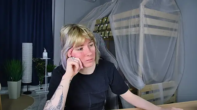 LexiWenford online show from 05-19-26, 02:29