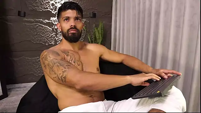 Snapshot of DannSaenz chatting on 05-01-26, 05:07 DannSaenz online show from 05-01-26, 05:07