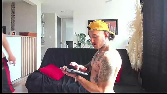 MARCELOANDLUCIAN online show from 02-25-25, 09:26