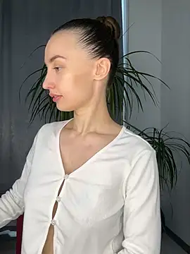 Snapshot of Polli_Kiss chatting on 03-13-25, 03:39 Polli Kiss online show from 03-13-25, 03:39