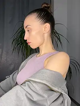 Snapshot of Polli_Kiss chatting on 03-19-25, 06:44 Polli Kiss online show from 03-19-25, 06:44