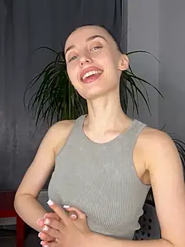 Snapshot of Polli_Kiss chatting on 03-09-25, 08:21 Polli Kiss online show from 03-09-25, 08:21