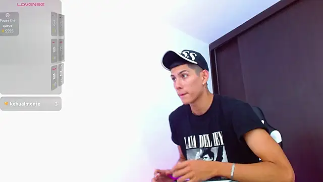 Snapshot of Valerio_20 chatting on 02-17-25, 07:55 Valerio 20 online show from 02-17-25, 07:55