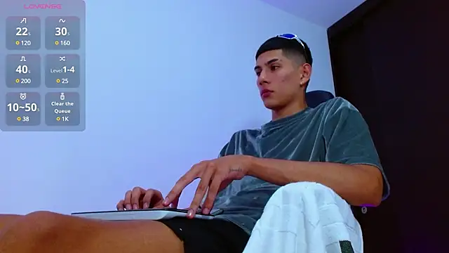 Snapshot of Valerio_20 chatting on 02-28-25, 05:15 Valerio 20 online show from 02-28-25, 05:15