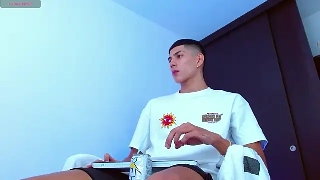 Snapshot of Valerio_20 chatting on 03-15-25, 07:48 Valerio 20 online show from 03-15-25, 07:48