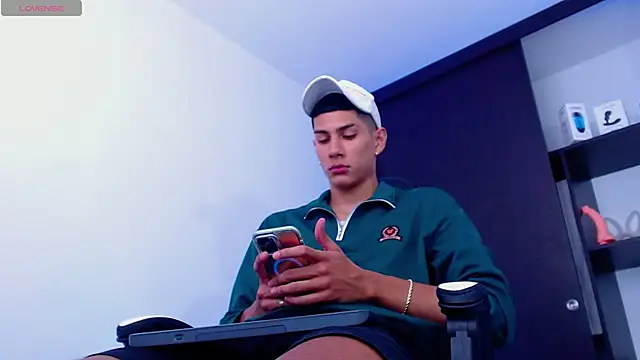 Snapshot of Valerio_20 chatting on 02-12-25, 06:30 Valerio 20 online show from 02-12-25, 06:30