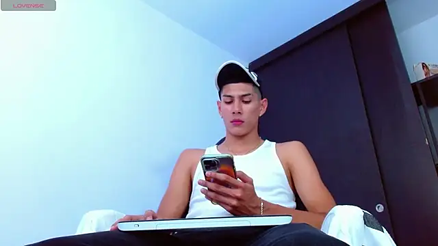 Snapshot of Valerio_20 chatting on 03-17-25, 07:48 Valerio 20 online show from 03-17-25, 07:48