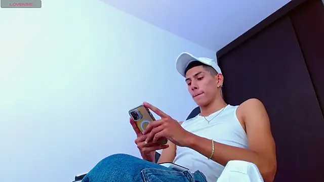 Snapshot of Valerio_20 chatting on 03-20-25, 07:35 Valerio 20 online show from 03-20-25, 07:35